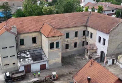(ФОТО) 720 МИЛИОНА ЗА РЕКОНСТРУКЦИЈУ ШКОЛЕ У ГАЈДОБРИ Више од века стоји стамено, а од следеће године биће једна од најсавременијих у земљи