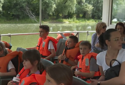 (ВИДЕО) ДЕЦА СА КОСОВА И МЕТОХИЈЕ УЖИВАЛА У СРЕМСКИМ КАРЛОВЦИМА Возили се катамараном, успомене остају за цео живот