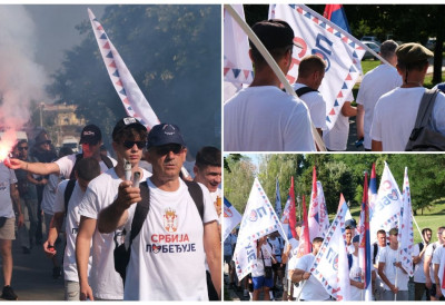 (FOTO) POGLEDAJTE PRVE FOTOGRAFIJE NEPREGLEDNE KOLONE NOVOSAĐANA KOJI SU PEŠICE KRENULI PUT BEOGRADA Vijori se srpska trobojka, atmosfera pozitivna, a na majicama jasna poruka