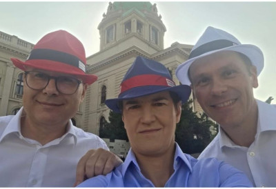 (FOTO) ŠEŠIRI U BOJI SRPSKE ZASTAVE SU REKLI SVE! Troje najviših funkcionera uputilo snažan poziv građanima na skup 27. juna- Vučević, Brnabić i Mali napravili fotografiju dana