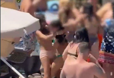 (VIDEO) MASOVNA TUČA NA BAZENU ZBOG LEŽALjKE Devojčici (13) slomljen nos! Jezivoj makljaži nije bilo kraja