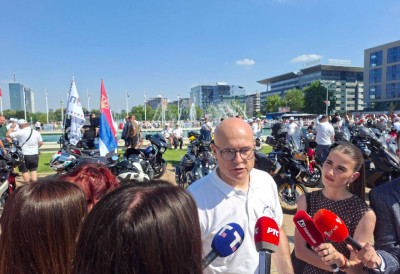 (VIDEO) LIDER SNS STIGAO SA BAJKERIMA NA PLATO ISPRED PALATE SRBIJA Vučević: Očekujem važne poruke za budućnost Srbije, dosta je bilo podela