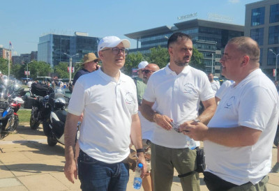 ЛИДЕР СНС СТИГАО СА БАЈКЕРИМА НА ПЛАТО ИСПРЕД ПАЛАТЕ СРБИЈА Вучевић: Очекујем важне поруке за будућност Србије, доста је било подела
