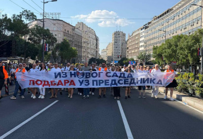 „IZ NOVOG SADA – PODBARA UZ PREDSEDNIKA“ Grupa Novosađana stigla na skup u Beogradu