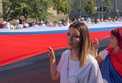 MINISTARKA MESAROVIĆ POD NAJVEĆOM SRPSKOM ZASTAVOM Nosi trobojku sa hiljade građana: "Uz predsednika, uz zastavu"