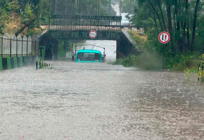 Потоп у Краљеву: Обилан пљусак паралисао град, возила заробљена у води