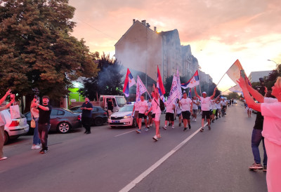ŠETAČI NASTAVLjAJU KA BEOGRADU NA VELIKI MITING SNS Pauza u Golubincima, pa pravac prestonica