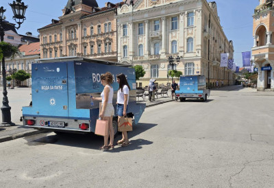 Борба против тропских врућина: Водовод обезбедио пијаћу воду код Футошке пијаце и на Тргу слободе