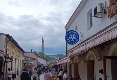 ЗАЧУЛИ СУ СЕ ПУЦЊИ, А ОНДА ЈЕ НАСТАЛА ПОМЕТЊА Одјекивали хици на Башчаршији, људи у паници бежали