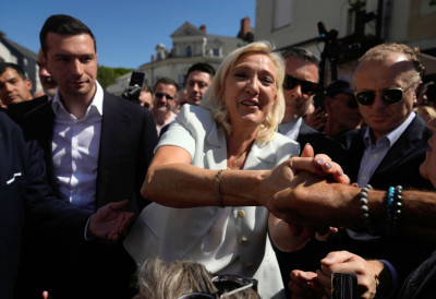 МАРИН ЛЕ ПЕН ДОБИЈА СВЕ ВЕЋУ ПОДРШКУ, И МАСК ЈЕ ПОДРЖАО: Она је последња нада Француске
