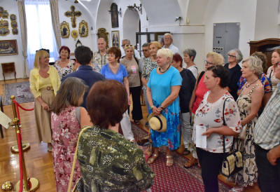 НАЈСТАРИЈИ СУГРАЂАНИ У ОБИЛАСКУ ГРАДА! Посетили музеј, цркве и друге знаменитости, до октобра ће учествовати око 200 пензионера