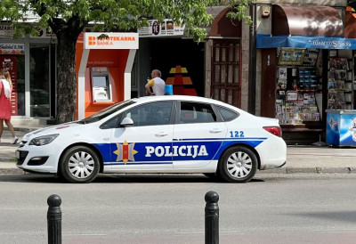 ПОКУШАО ДА ОПЉАЧКА СОПСТВЕНУ ЖЕНУ Муж завршио иза решетака због разбојништва