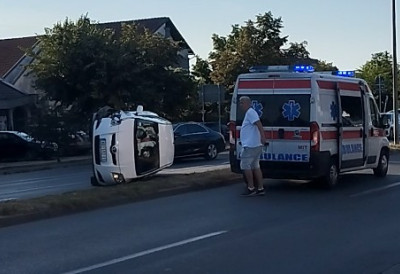 (ВИДЕО) Саобраћајна незгода код Најлон пијаце: Преврнуло се возило, Хитна помоћ на терену
