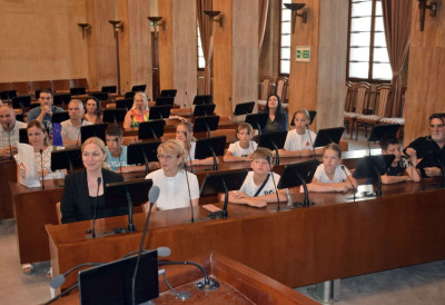 ДЕЦА СА КОСОВА И МЕТОХИЈЕ У СКУПШТИНИ ВОЈВОДИНЕ Малетић: Увек нам је задовољство да вас угостимо у нашој северној српској покрајини