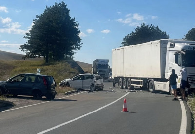 ЖЕСТОК СУДАР КАМИОНА И ДВА АУТОМОБИЛА КОД ЗЛАТИБОРА Саобраћај стоји, колона је огромна!