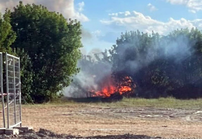 ПОЖАР У НОВОМ САДУ Гори ниско растиње код касарне, ватрогасци на лицу места