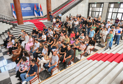 (ФОТО) ПОКРАЈИНА ДАЈЕ НОВАЦ МЛАДИМ ПОЉОПРИВРЕДНИЦИМА За 115 пољопривредних газдинстава 200 милиона динара