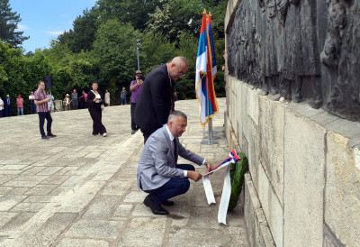 „АНТИФАШИЗАМ НИЈЕ ИДЕОЛОГИЈА, ВЕЋ ТЕМЕЉ СЛОБОДЕ И МИРА“ На Иришком венцу обележено 85 година од устанка