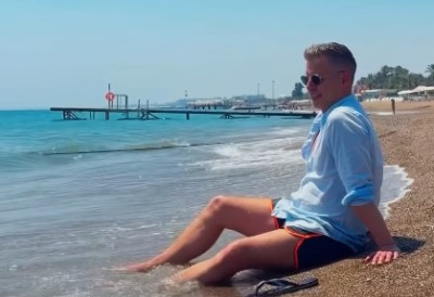(ВИДЕО) Петер Мађар отишао на одмор са синовима, па изазвао лавину коментара! Један детаљ са плаже свима је запао за око