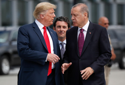 (ФОТО) СПЕЦИЈАЛАН ПОКЛОН ЗА ТРАМПА Амерички председник ЈЕДИНИ ДОБИО СПЕЦИЈАЛАН ПОКЛОН