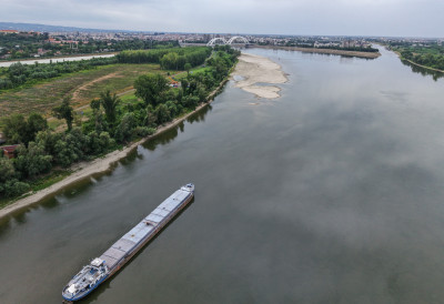 ЛУКСУЗНО КРСТАРЕЊЕ ПРЕТВОРИЛО СЕ У ФИЈАСКО Скоро 240 људи провело ноћ на насуканом броду ЕКСТРЕМНО НИЗАК ВОДОСТАЈ ДУНАВА НАСТАВЉА ДА ПРАВИ ПРОБЛЕМЕ