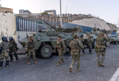 (ФОТО, ВИДЕО) ШПАНИЈА ПРЕД КОЛАПСОМ, ВОЈСКА НА НОГАМА Расте број жртава у Сеути: Хиљаде миграната покушале да препливају границу! СУТРА СТИЖЕ ПРЕМИЈЕР САНЧЕЗ