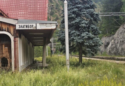 Тужна слика на чувеној Барској прузи: Железничка станица на Златибору зараста у траву и пропада, овако то виде туристи (ФОТО)