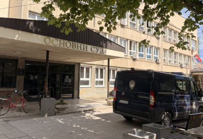 ПРЕТИО КОМШИЈАМА ДА ЋЕ ИХ ПОБИТИ, А ЊИХОВОМ ДЕТЕТУ БАТИНАМА Суд донео пресуду, ево шта ће све осуђени морати да уради