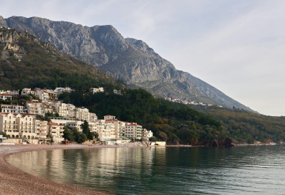 ЦРВЕНЕ ЗАСТАВИЦЕ ПОДИГНУТЕ НА ПЛАЖАМА У ЦРНОЈ ГОРИ, КУПАЊЕ ЗАБРАЊЕНО Педијатри упозорили на симптоме код деце због лошег квалитета воде