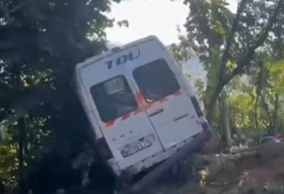(ВИДЕО) УЖАС: Минибус са фудбалерима Динама ударио у дрво, погинуо један члан клуба