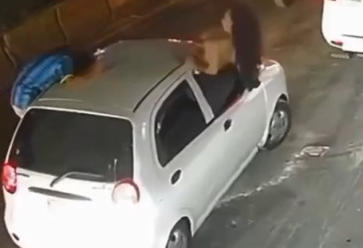 (ВИДЕО) СЛАВЉЕНИЧКА ЕУФОРИЈА ЗАМАЛО ТРАГИЧНА Навијачица Колумбије обнажила груди да прослави победу над Ганом, па испала из аутомобила ВОЗАЧ ПАПРЕНО КАЖЊЕН