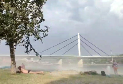 (ВИДЕО) НЕВРЕМЕ ИДЕ КА НОВОМ САДУ Пешчана олуја испразнила Штранд за неколико минута