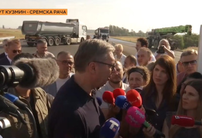 ВУЧИЋ У СРЕМСКОЈ МИТРОВИЦИ Председник Србије обилази радове на ауто-путу Кузмин-Сремска Рача