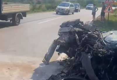 (ВИДЕО) ПРЕТИЦАО КОЛОНУ ПА НАЛЕТЕО НА КАМИОН Жестока саобраћајка на магистралном путу Сврљиг–Ниш, само удо је спасило возача аутомобила