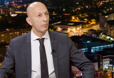 (ВИДЕО) Скандал потреса ХДЗ: Личко-сењски жупан поднео оставку због снимка из кафића на којем се види како љуби младу службеницу
