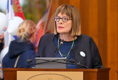 "СРБИЈА ЈЕ ЈЕДНА, НЕ ПОСТОЈЕ ДВЕ! ПОЛИТИКА БЛОКАДЕРА ЈЕ ДА ОДВОЈЕ ВОЈВОДИНУ" Председница Покрајинске владе Маја Гојковић: "Окрећу нас против цркве, растурају породице, ал победиће јединство"