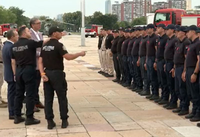 УЖИВО, ВИДЕО Председник Србије присуствује дочеку ватрогасаца који су били упућени у Шпанију