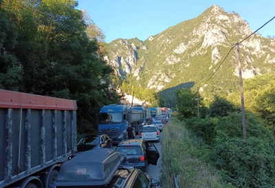 (ВИДЕО) ВЕЛИКЕ ГУЖВЕ НА ПУТУ КА МОРУ ”Чекамо два сата, колона је километарска”: На граничном прелазу Гостун, колапс