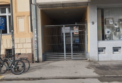 ТИНЕЈЏЕР НОЖЕМ ПОВРЕЂЕН У ЦЕНТРУ НОВОГ САДА Осумњичени за покушај убиства остаје у притвору
