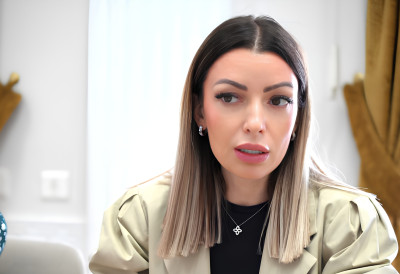 "УЛИЦА ИЗНАД ИНСТИТУЦИЈА, НАСИЉЕ ИЗНАД ВОЉЕ ГРАЂАНА - ТО ИМ НИЈЕ УСПЕЛО!" Министарка Месаровић о прошлогодишњим нередима у Новом Саду "Србија иде напред"