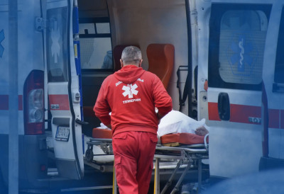 ДВОЈЕ ПОВРЕЂЕНО У СУДАРУ КОД КИКИНДЕ Један мушкарац у коми, други задобио повреде грудног коша