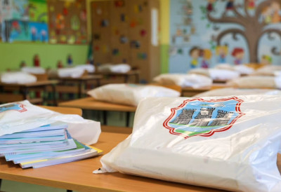 ПОЧЕЛА ДИСТРИБУЦИЈА БЕСПЛАТНИХ УЏБЕНИКА ЗА СВЕ НОВОСАДСКЕ ОСНОВЦЕ Више од 32.000 ђака у 36 основних школа, градоначелник Мићин: "Обећали смо, испунили смо"