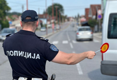 (ФОТО) КАМИОНЏИЈА СРУШИО ДЕО ЗГРАДЕ! Покушао да прође кроз уску крагујевачку улицу, па „покупио” фасаду