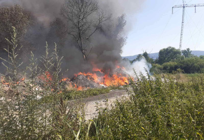 ДИМ И СМРАД СЕ И ДАЉЕ ШИРЕ Пожар на градској депоноји у Крагујевцу стављен под контролу али није потпуно угашен ХИТАН АПЕЛ ГРАЂАНИМА ДА НЕ ОТВАРАЈУ ПРОЗОРЕ