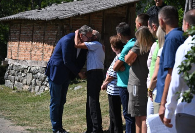 ВУЧИЋ ИЗ ЈОШАНИЧКЕ БАЊЕ Председник Србије разговарао с мештанима села Чомаге: Природа је величанствена, само пут недостаје (ФОТО)