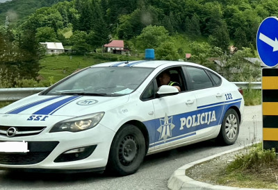 (ВИДЕО) ПОЛИЦИЈА ЗАУСТАВИЛА КОЛОНУ СВАТОВА! Возила са албанским заставама кренула на ка Беранама, ЕВО шта је уследило након наредбе