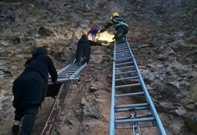 (ФОТО) ДЕЧАК ОСТАО ЗАРОБЉЕН НА ЛИТИЦИ ВИСОКОЈ 15 МЕТАРА Спасили га монаси и ватрогасци! Погледајте прве фотографије од којих застаје дах