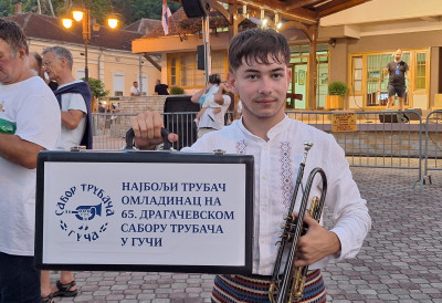 ИМА САМО 15 ГОДИНА, А ВЕЋ ОСВАЈА ГУЧУ! Младен Крстић најбољи млади трубач 65. Сабора у Гучи