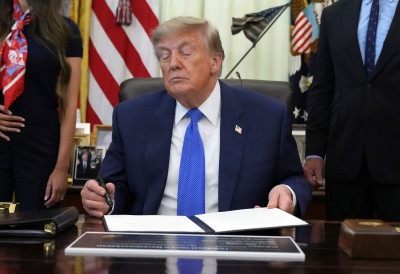 ТРАЖИ “ВИШЕ ИСТРАЖИВАЊА" Трамп одлучан у намери да смањи вакцинацију америчке деце ПОТПИСУЈЕ СПЕЦИЈАЛНУ УРЕДБУ