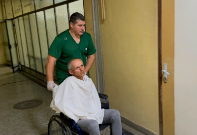 (УЗНЕМИРУЈУЋЕ ФОТОГРАФИЈЕ) ТЗВ. КОСОВСКА ПОЛИЦИЈА ПРЕТУКЛА НЕНАДА РАШКОВИЋА КОД ЗУБИНОГ ПОТОКА „Везали су ме за дрво и тукли цревом“